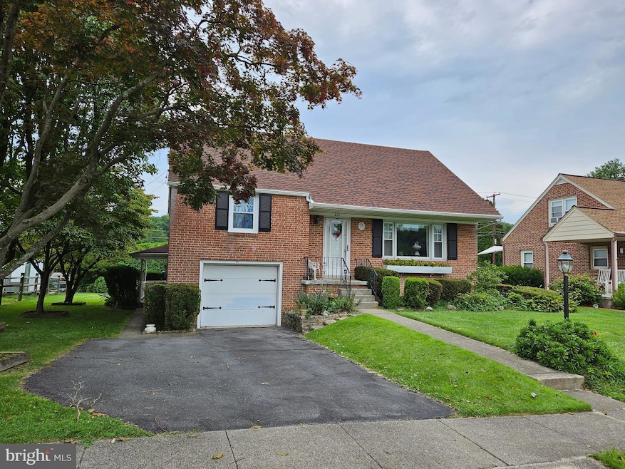 210 W 40th St, Reading, PA 19606 - photo 1