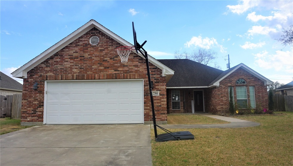 2304 Hedgerose Ln, Bay City, TX 77414 - photo 1