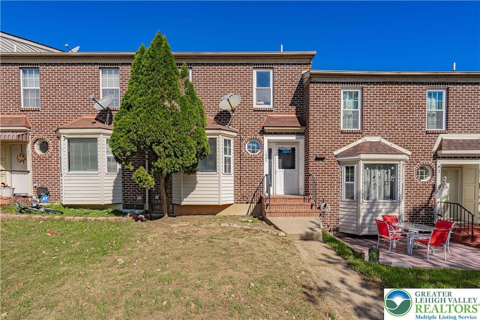 1405 Presidential Dr, Whitehall, PA 18052 - photo 1