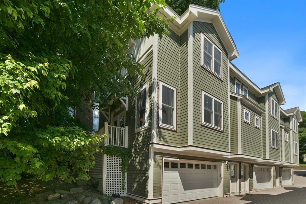 Sold $1,025,000 • Co-Listing Agent