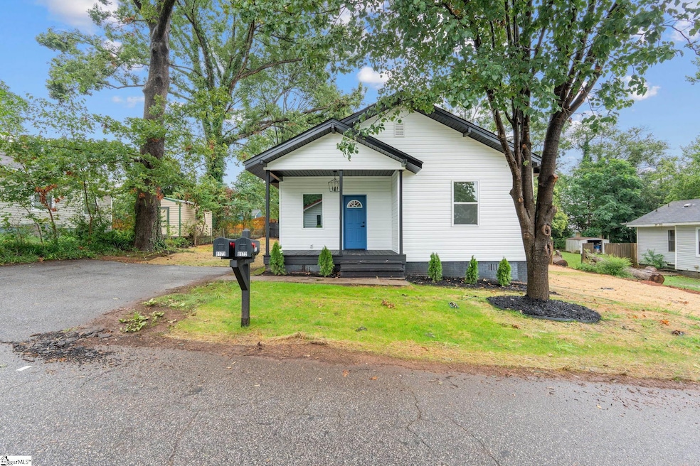 8172 9th St, Boiling Springs, SC 29316 - photo 1