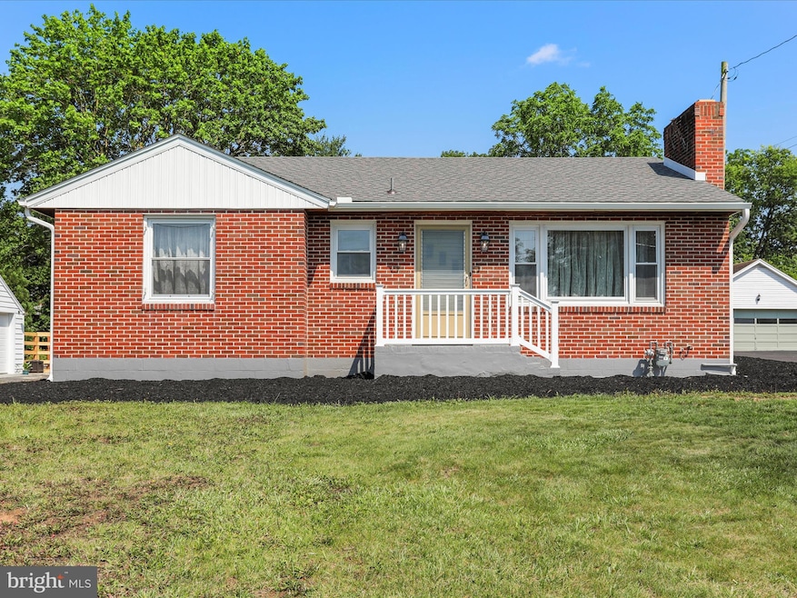 622 S Allison St, Greencastle, PA 17225 - photo 1