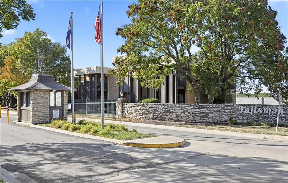 407 W 104th St unit A, Kansas City, MO 64114 - photo 1