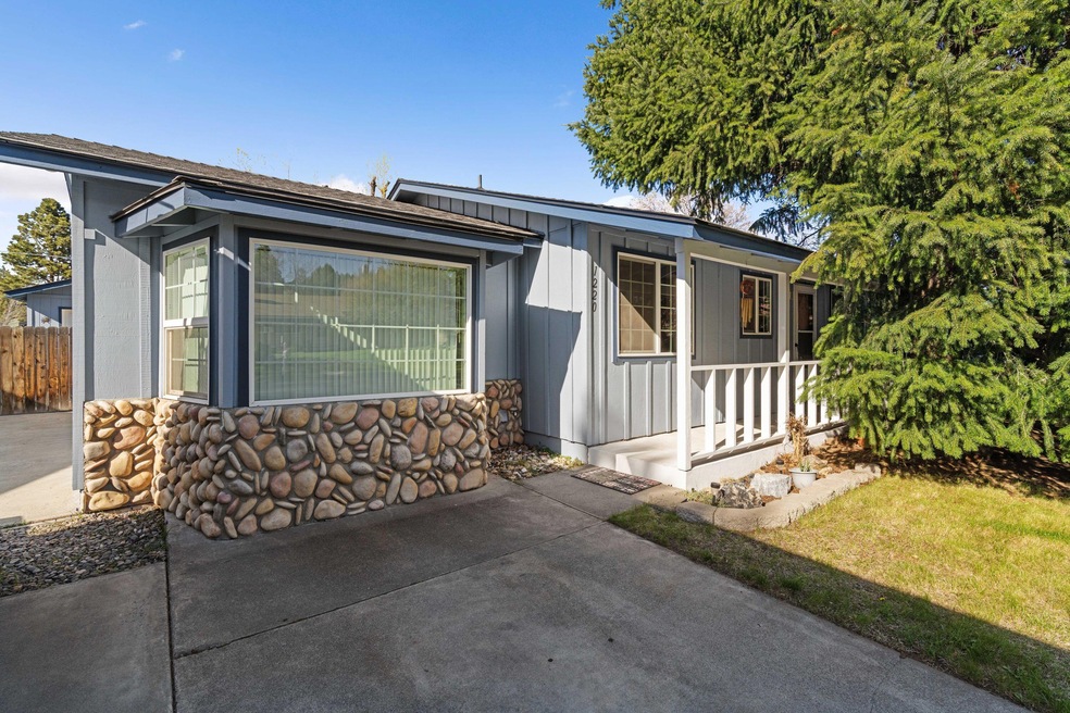 1220 NE Hollinshead Dr, Bend, OR 97701 - photo 1