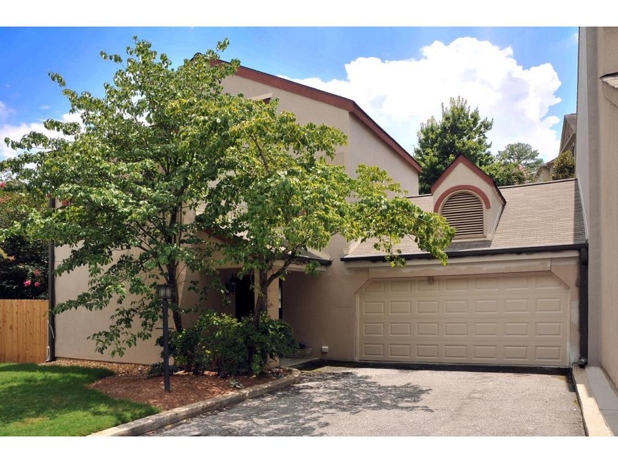 Lovely town home 1 mile from Lenox Mall features 2