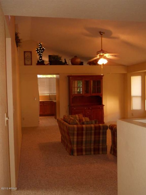 GREAT ROOM W/VAULTED CEILING