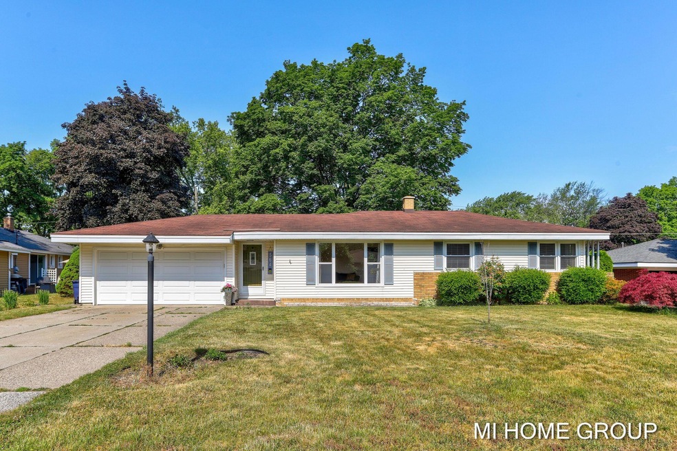 2-web-or-mls-564 Azalea Ave, Holland-2