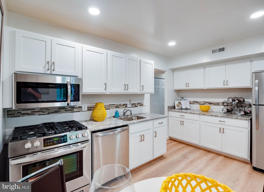 1667 Parkcrest Cir unit 201, Reston, VA 20190 - photo 1