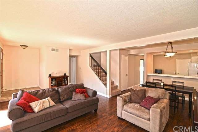 GORGEOUS TOWNHOME WITH BEAUTIFUL LAMINATE FLOORS A