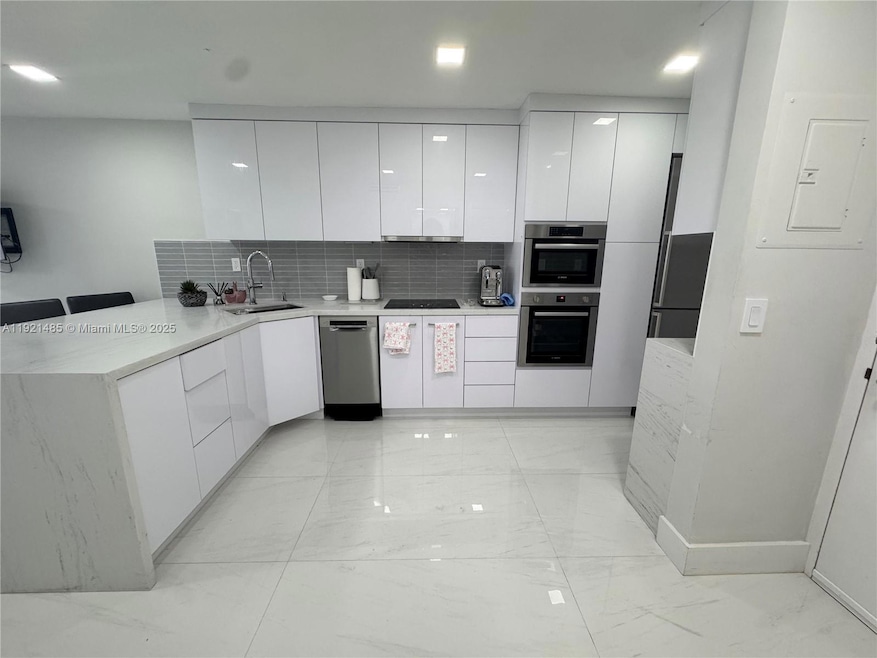 2899 Collins Ave unit 915, Miami Beach, FL 33140 - photo 1