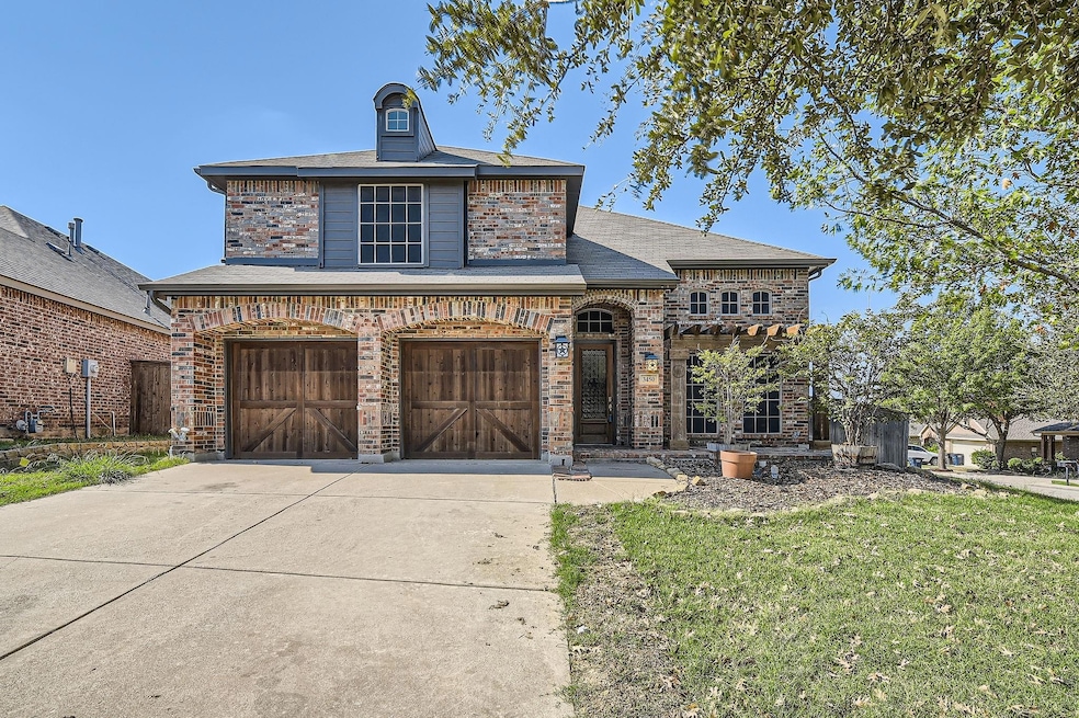 View of front of property featuring a front yard a