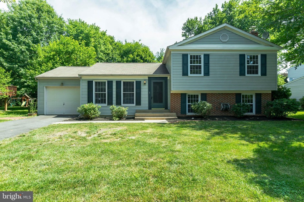 12622 Holkein Dr, Herndon, VA 20171 - photo 1