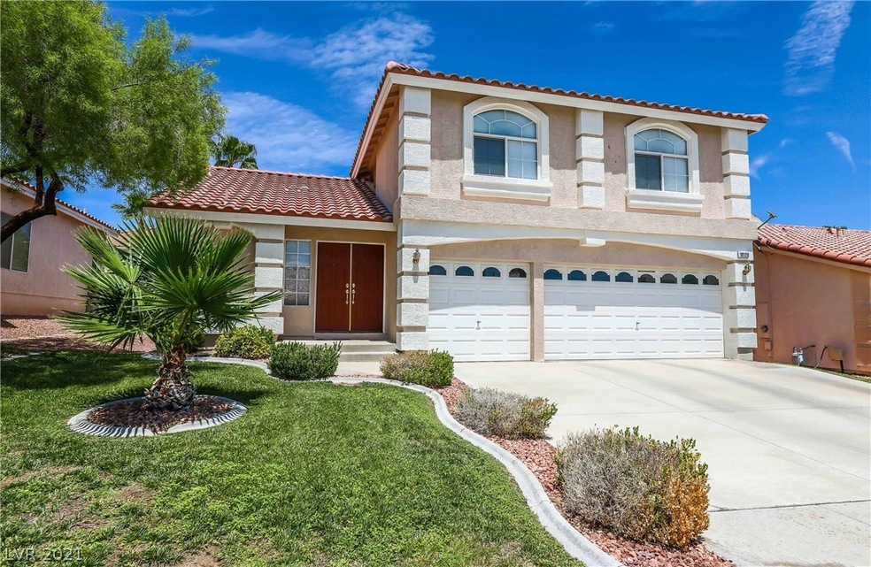 Features 3 bedrooms, 2 1/2 baths, POOL & SPA, 3 ca