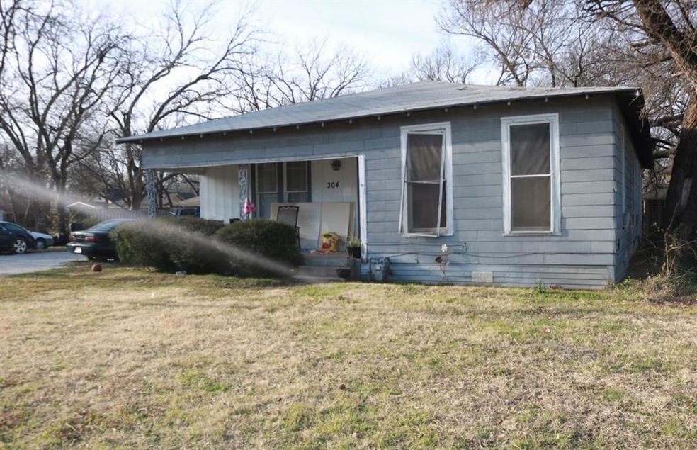 304 Marengo St, Cleburne, TX 76033 - photo 1