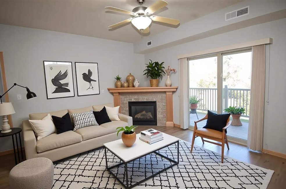 470 N 1st Ave unit 203, Iowa City, IA 52245 - photo 1