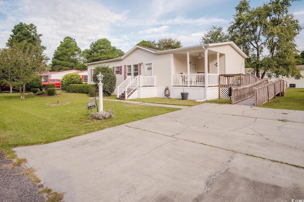 Manufactured / mobile home featuring a front lawn 