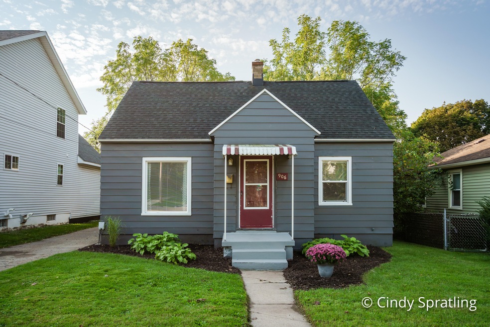 906 Leonard NE-2