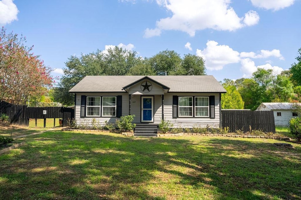 217 Burk St, Nacogdoches, TX 75964 - photo 1