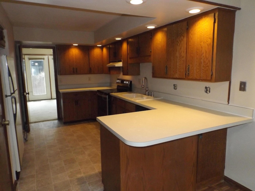 2049 Willow Glen Ln, Columbus, OH 43229 - photo 1