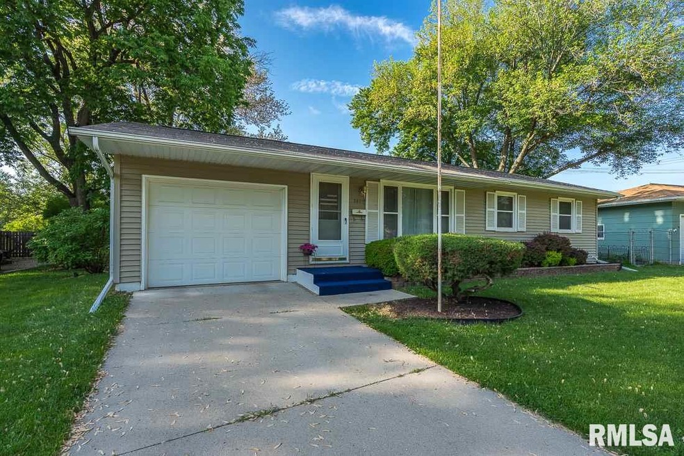 2420 W 38th Place, Davenport, IA 52806 - photo 1