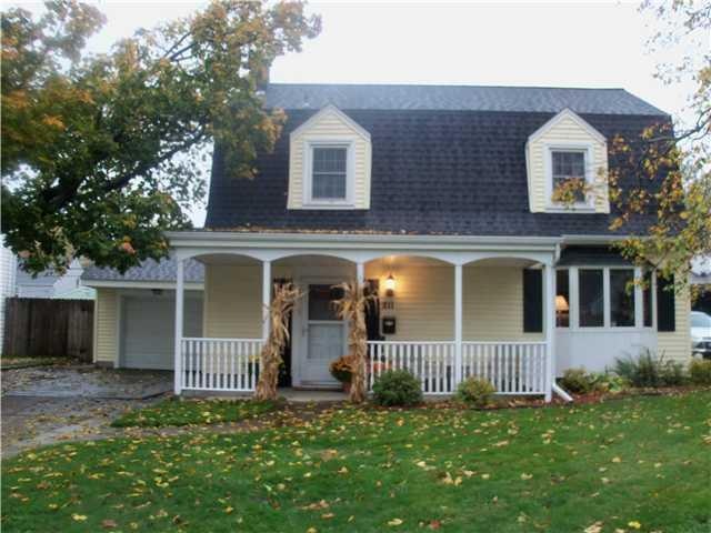 Exterior Front Gracious tri-level home with plenty