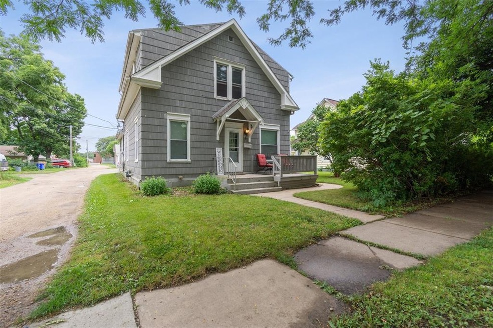 517 9th St SW, Cedar Rapids, IA 52404 - photo 1