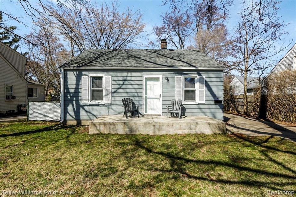 1069 E 14 Mile Rd Clawson0002.jpg