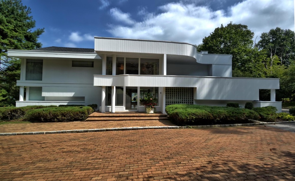 21 Pheasant Run, Great Neck, NY 11024 - photo 1