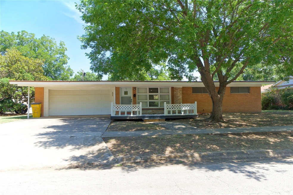 606 Line Dr, Gainesville, TX 76240 - photo 1