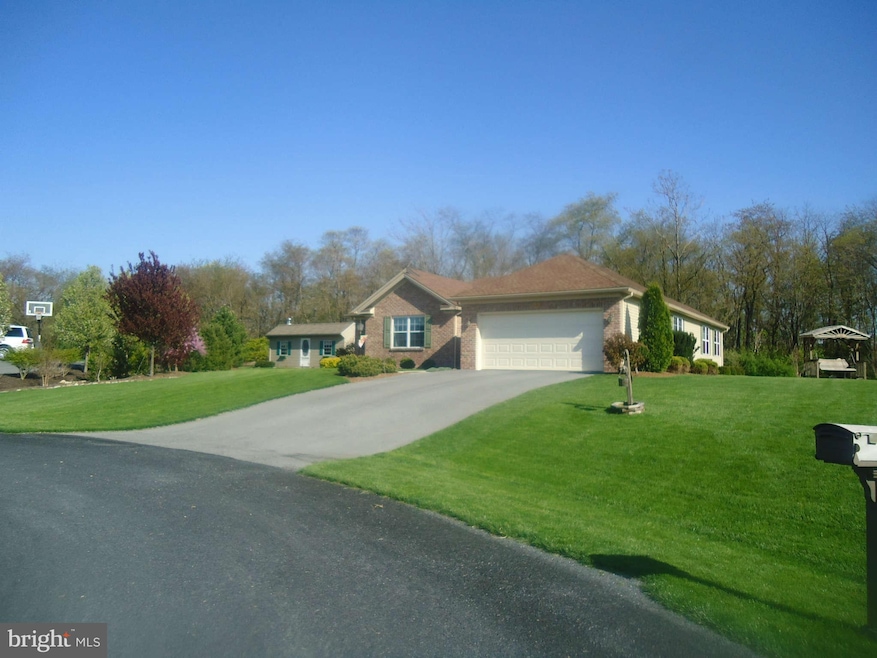 596 Governors Ct, Chambersburg, PA 17201 - photo 1