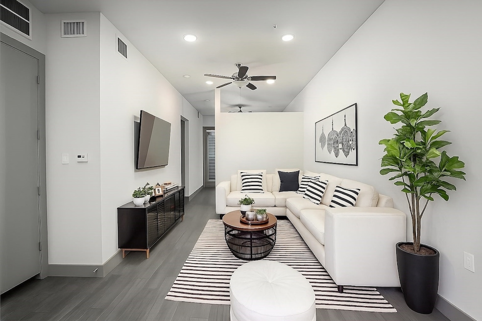 4509 Mount Vernon St unit 3, Houston, TX 77006 - photo 1