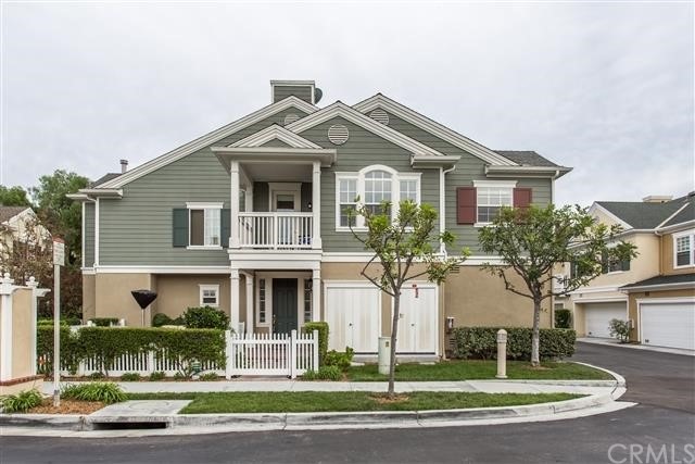 Great end-unit in the Charleston Place neighborhoo