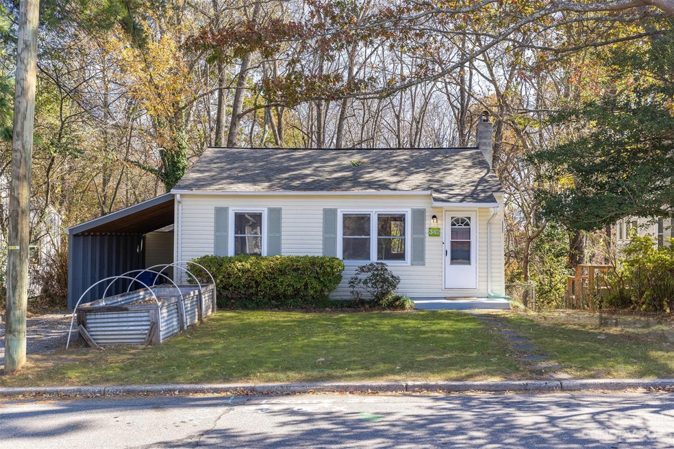 Welcome to this West Asheville cottage in a perfect location - only .5 mile in each direction to the French Broad Park, Greenway and all the shopping, breweries and restaurants of vibrant Haywood Road.