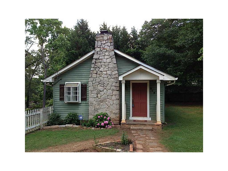 Exterior Front. Adorable Lake Community cottage ha
