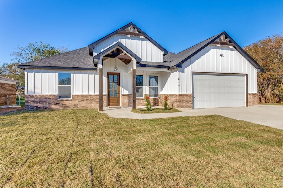 613 Hallvale Dr, Fort Worth, TX 76108 - photo 1