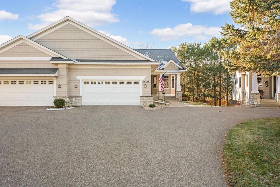 Beautiful 3 bedroom, 3 bath one level townhouse in high demand Settler's Ridge