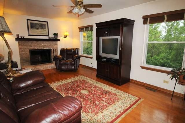 981 Creekview Ln, Lake In the Hills, IL 60156 - photo 1