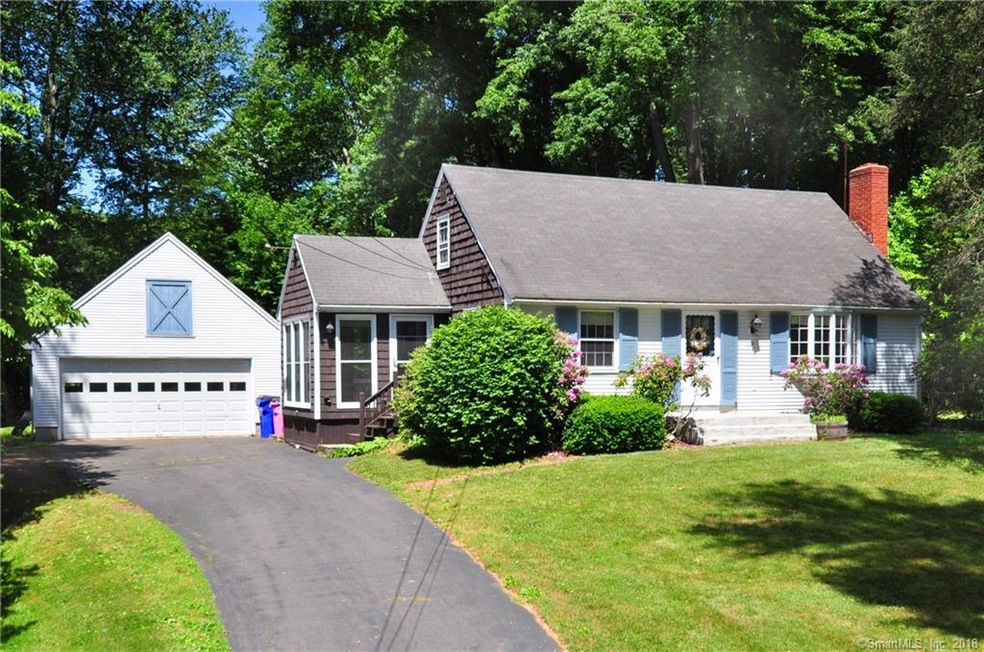 WELCOME HOME TO 10 PENNYWHISTLE ROAD! CHARMING CAP