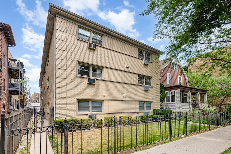 1238 W Pratt Blvd unit 1A, Chicago, IL 60626 - photo 1