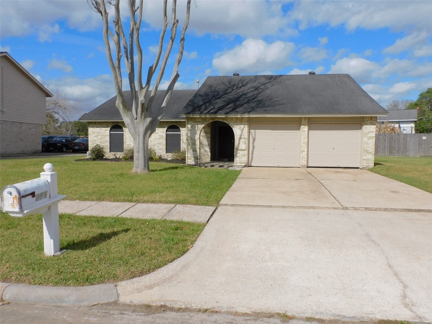 256 E Castle Harbour Dr, Friendswood, TX 77546 - photo 1