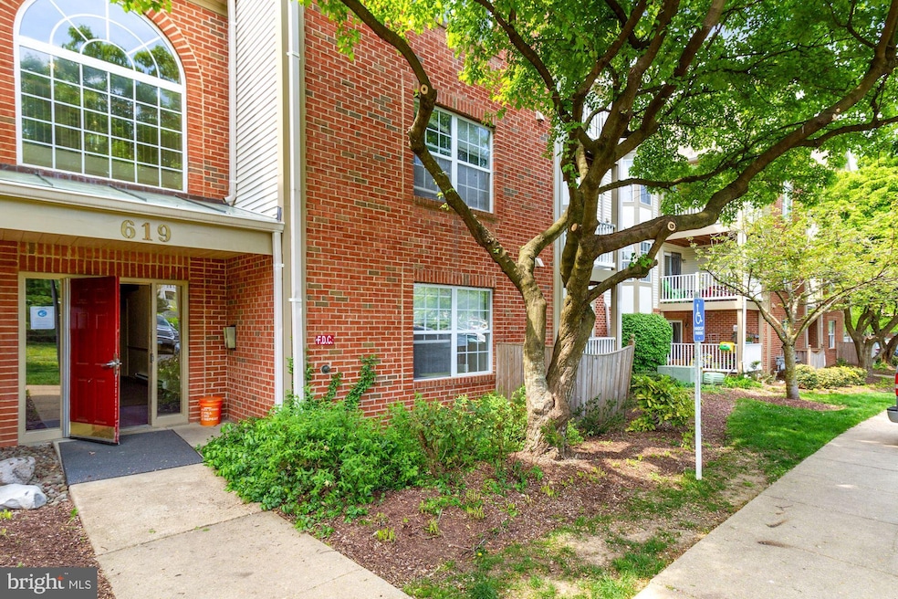 619 Admiral Dr unit 402, Annapolis, MD 21401 - photo 1