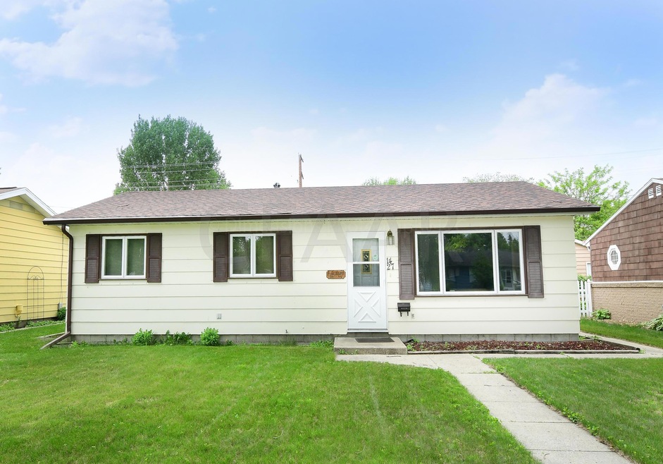 1427 S 19th St, Grand Forks, ND 58201 - photo 1