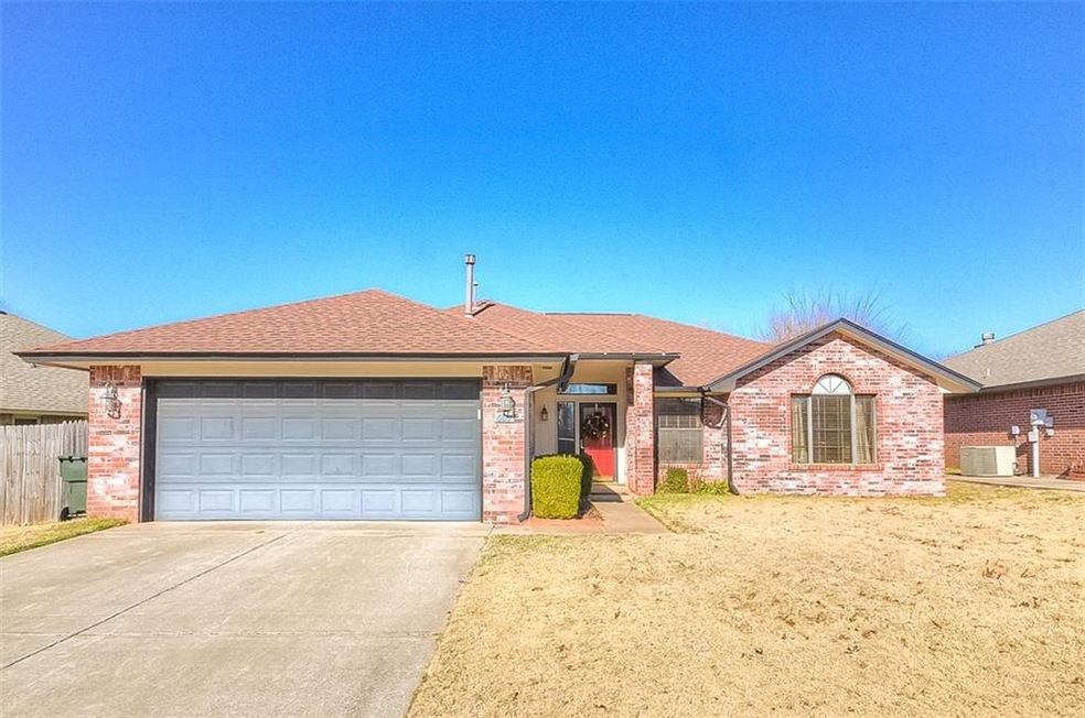 609 Gyrfalcon Dr, Norman, OK 73072 - photo 1