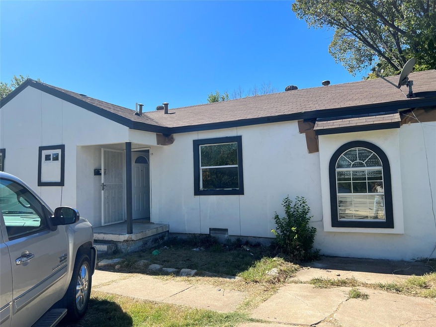 1038 SW 3rd St, Grand Prairie, TX 75051 - photo 1