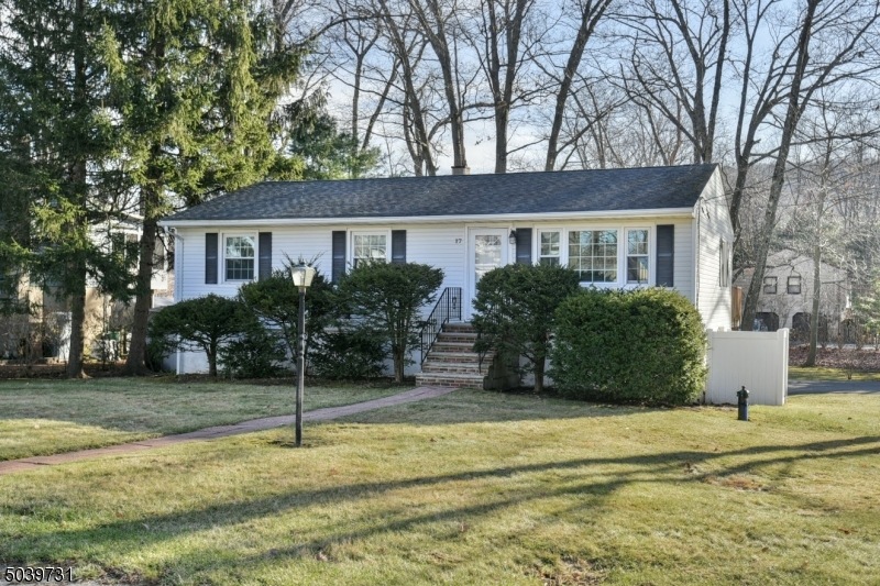 17 Commanche Ln, Hewitt, NJ 07421 - photo 1