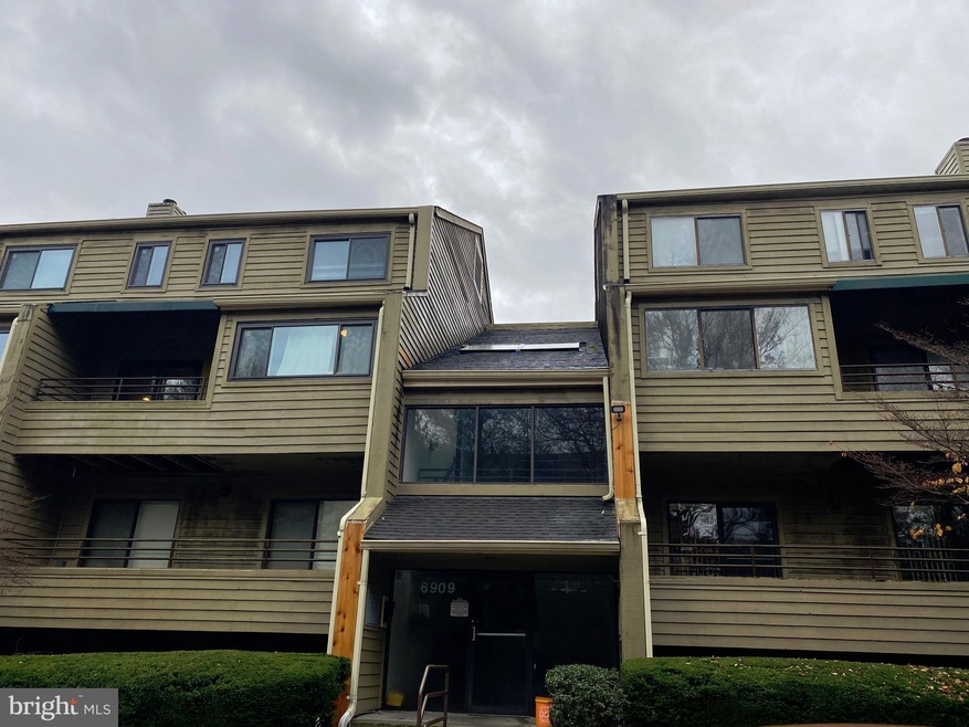 6909 Jones View Dr, Baltimore, MD 21209 - photo 1