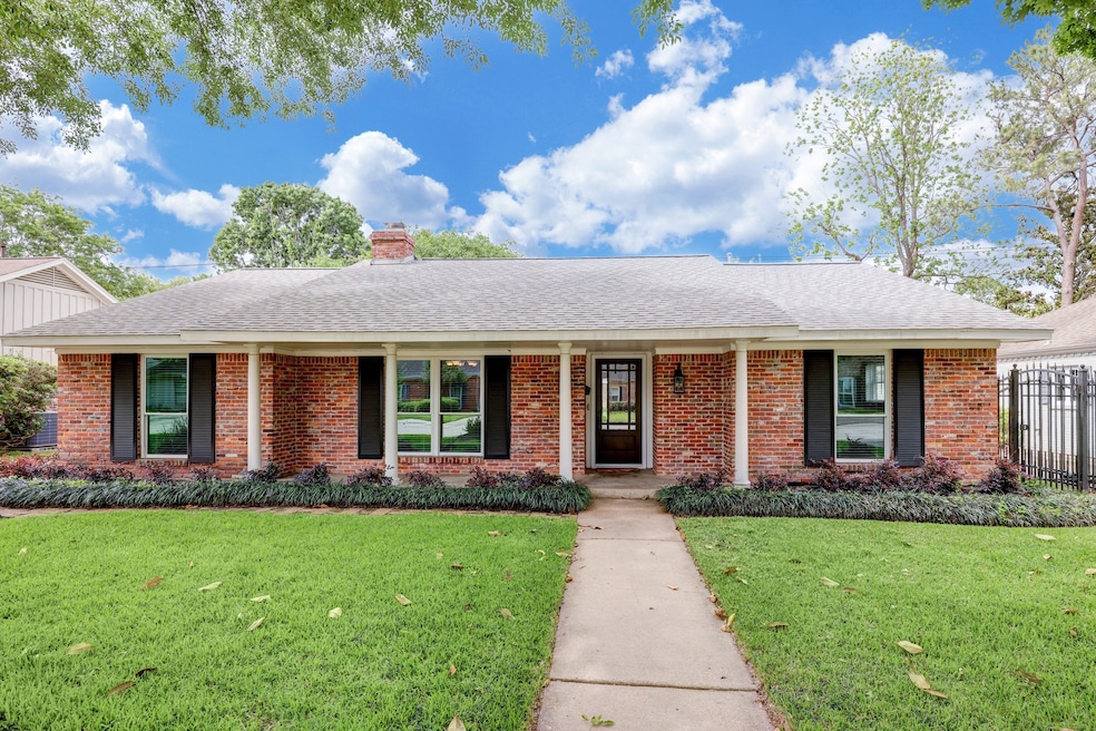 10022 Overbrook Ln, Houston, TX 77042 - photo 1