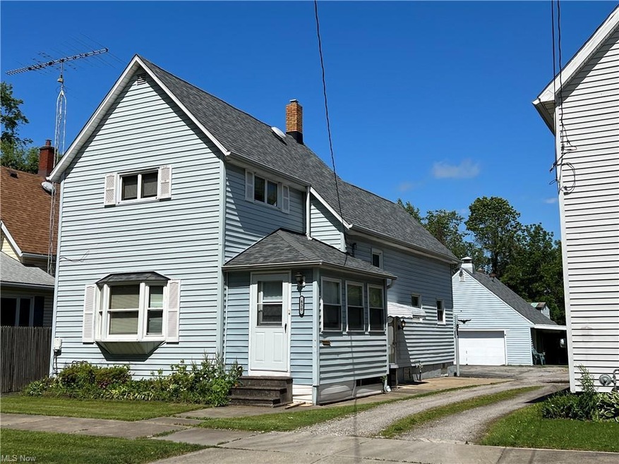 3-bed, 2-bath, 2-story w/ lots
