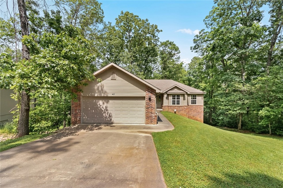 Brick and vinyl exterior.