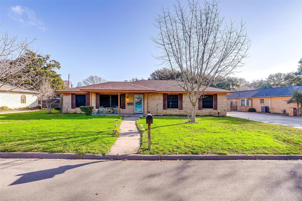 913 S Colonial Dr, Cleburne, TX 76033 - photo 1